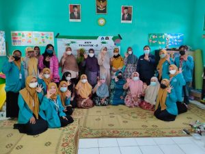 Mahasiswa KKNT-2 UAA Edukasi Pemilahan Sampah Bernilai Rupiah Bersama Aplikasi Rapel