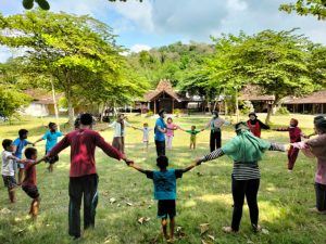 Berkolaborasi dengan Karang Taruna, KKN UAA di Dusun Kalakijo Membuat Inovasi Pembelajaran Sekolah Alam