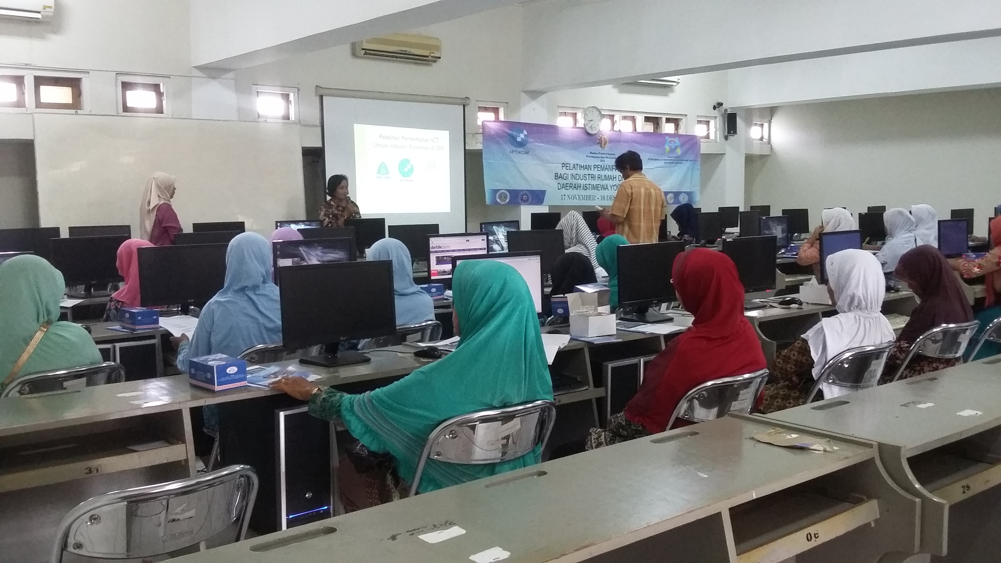 Teknik Informatika UAA Melatih Ibu-ibu Rumah Tangga Berbisnis Online
