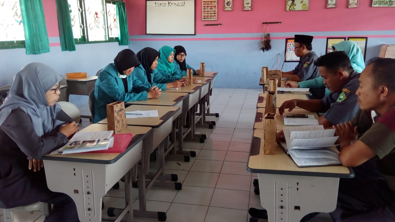 Forum Group Discusion (FGD)  Bersama Mahsiswa Program Studi Pendidikan Guru MI dan Guru-Guru Madrasah Ibtidaiyah dalam Kegiatan Kemajuan Program Praktek Pengalaman Lapangan di MIN 2 Bantul