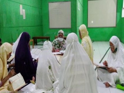 Dosen UAA Giat Pendampingan Ngaji Alquran Ibu-ibu di Mushola AshSoleh Bangunharjo