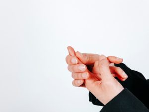 Mengenal Trigger Finger: Kondisi Jari Tangan yang Sulit Diluruskan