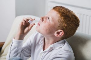 mencuci hidung dengan larutan isotonik