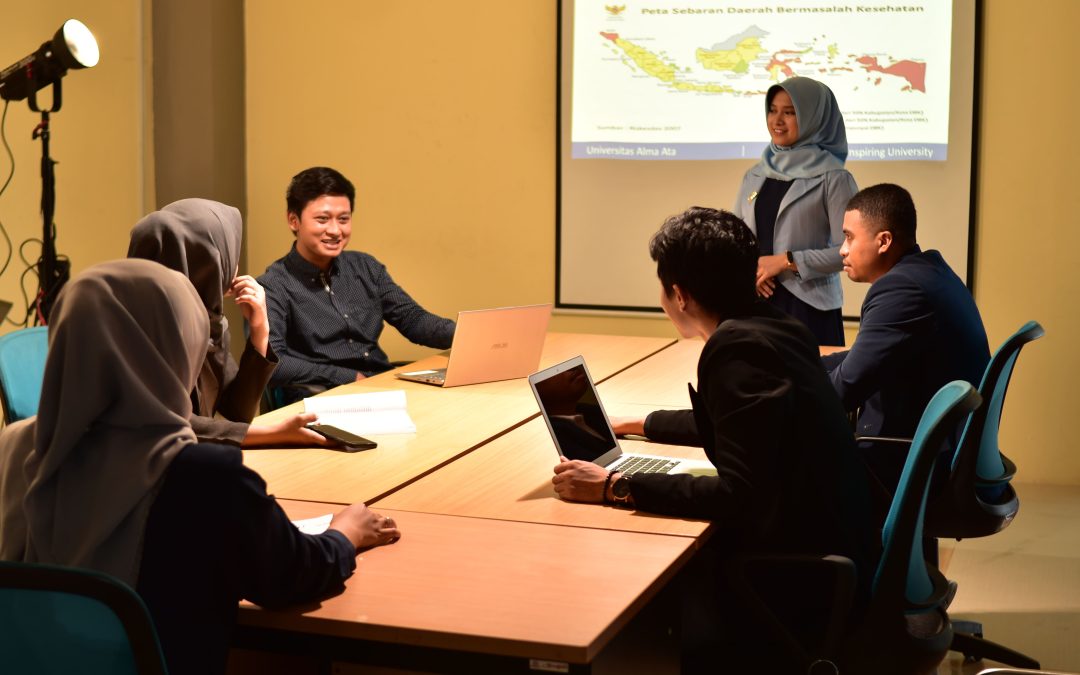 Mahasiswa Program Studi Manajemen Universitas Alma Ata saat mengikuti diskusi dan presentasi kelompok sebagai bagian dari pembelajaran berbasis praktik. Didukung fasilitas pembelajaran yang lengkap dan lingkungan akademik yang kondusif, mahasiswa dibekali kemampuan komunikasi, kepemimpinan, serta manajerial untuk menghadapi dunia kerja dan bisnis di masa depan.